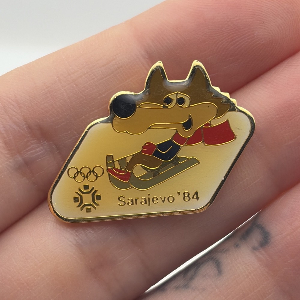 1984 Sarajevo Winter Olympic Games Vucko The Wolf Mascot Sledding Lapel Hat Pin